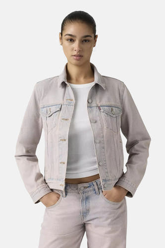 Lichtblauwe denim jeansjas van Levi's® met dubbele borstzakken, knopen en gerafelde details, gedragen door model met witte top, front view