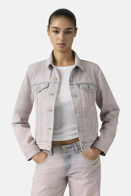 Lichtblauwe denim jeansjas van Levi's® met dubbele borstzakken, knopen en gerafelde details, gedragen door model met witte top, front view