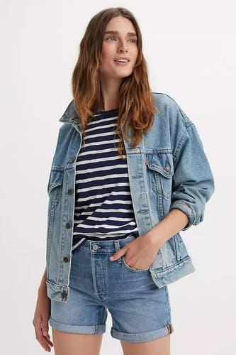 Denim short van Levi's, gecombineerd met een gestreepte top en spijkerjasje.