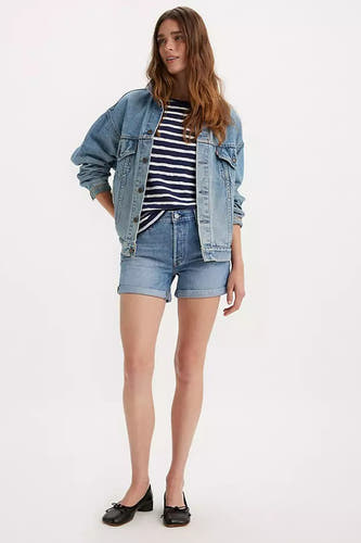 Denim short van Levi's, gecombineerd met een gestreepte top en een spijkerjas.