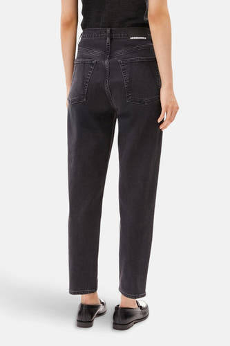 Donkergrijze mom jeans van ARMEDANGELS, achterkantweergave met subtiele details en klassieke zwarte leren loafers.