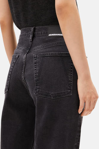 Donkergrijze mom jeans van ARMEDANGEL, met achterzakken en een leren label op de tailleband.