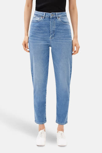 Middenblauwe mom jeans van ARMED ANGELS, met hoge taille en rechte pijpen, gecombineerd met witte schoenen.
