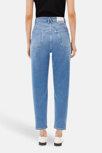 Blauwe mom jeans van ARMED ANGELS met hoge taille en achterzakken, gecombineerd met witte schoenen.
