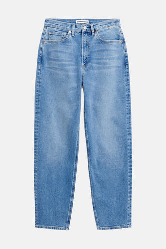 Middenblauwe mom jeans van ARMEDANGELS, met een klassieke denimlook en rechte pijpen.