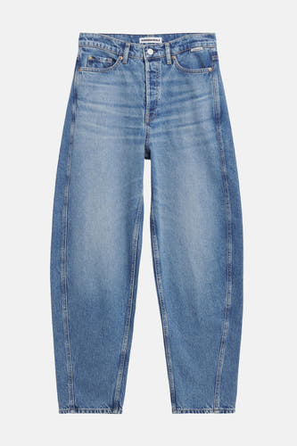 Jean en denim bleu marine ARMEDANGELS avec des jambes larges et des surpiqures contrastantes.