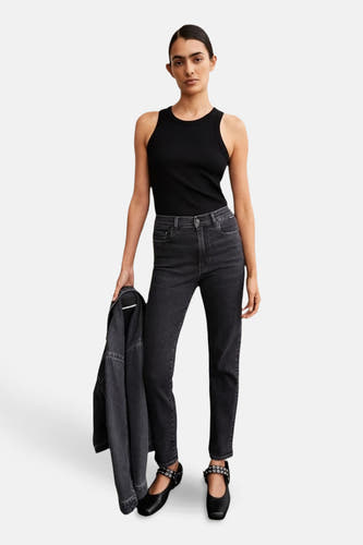 Donkergrijze straight jeans LEJAANI van ARMEDANGELS, met zwarte top en jas.

