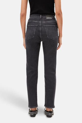 Donkergrijze straight jeans van ARMEDANGELS, gezien van achteren, met achterzakken en een zwarte top.
