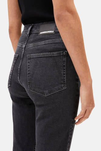 Donkergrijze straight jeans van ARMEDANGELS, met een achterzak en een zwarte label op de tailleband.