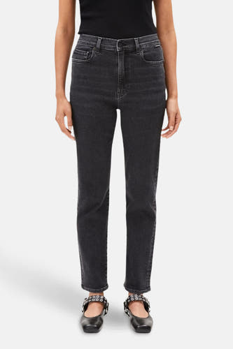 Rechte donkergrijze jeans van ARMED ANGELS, gecombineerd met zwarte top en zwarte Mary Jane schoenen.