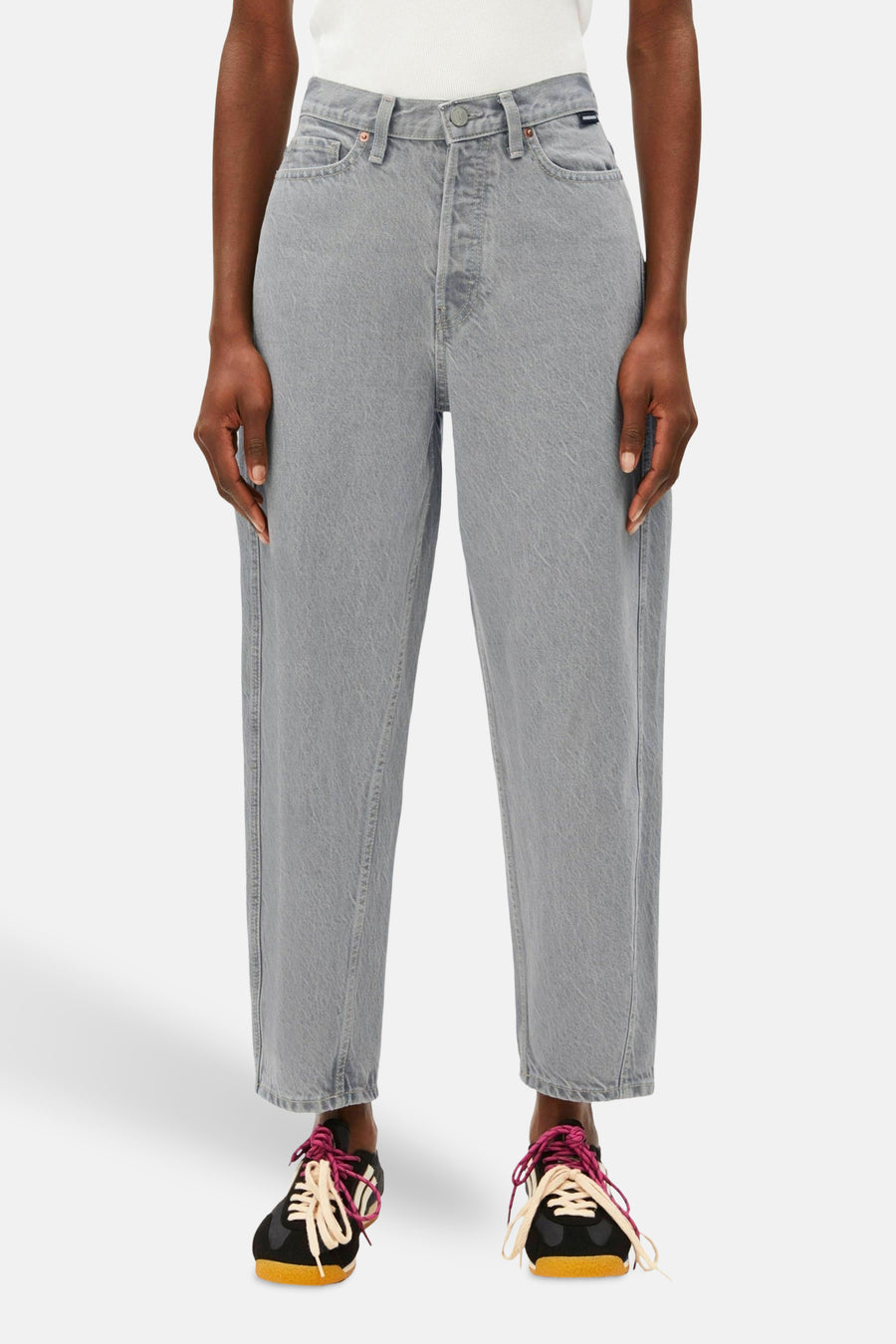 Lichtgrijze denim jeans met speciale pasvorm van Armed Angels, met een knoopsluiting en cropped pijpen.
