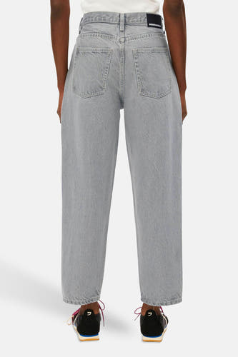 Lichtgrijze denim jeans van ARMEDANGELS, met steekzakken en een merklabel op de achterkant.