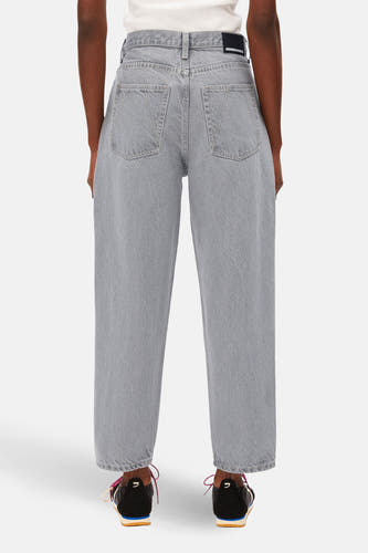 Lichtgrijze denim jeans special fit van ARMEDANGELS, met achterzakken in V-vorm en lage sneakers.
