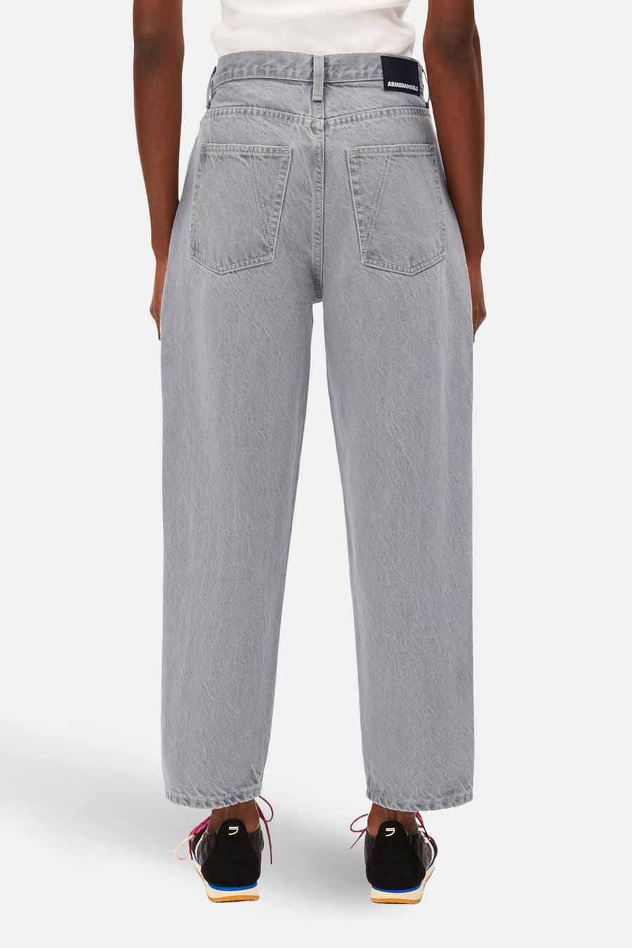 Lichtgrijze denim jeans special fit van ARMEDANGELS, met achterzakken in V-vorm en lage sneakers.
