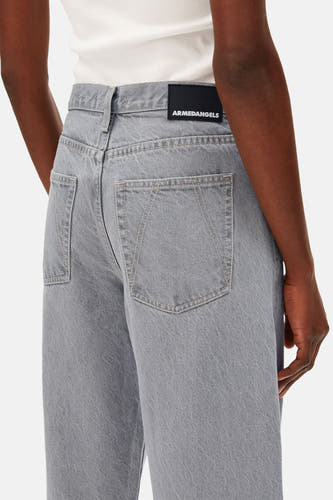 Lichtgrijze denim jeans van ARMEDANGELS, met achterzakken en een zwarte merklabel op de tailleband.