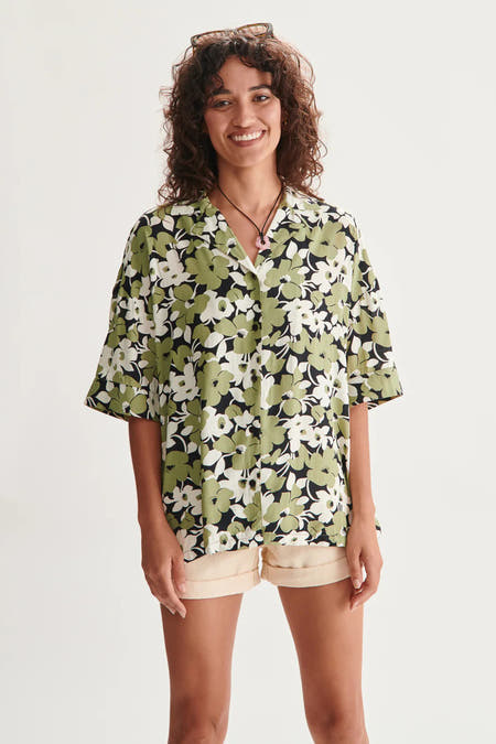 Chemise verte à manches courtes de 24 couleurs, avec une impression de fleurs en blanc et noir.