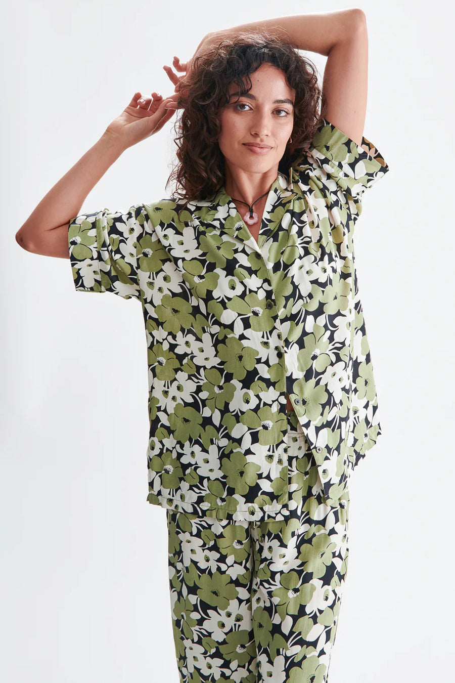 Chemise verte à manches courtes de 24 couleurs, avec imprimé floral et portée avec un collier.