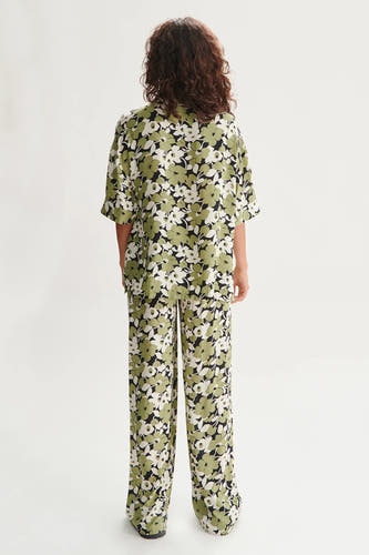 Chemise verte à manches courtes de 24 couleurs, avec imprimé floral et pantalon coordonné.