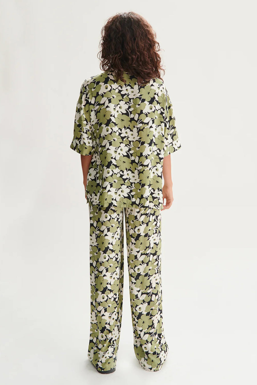 Chemise verte à manches courtes de 24 couleurs, avec imprimé floral et pantalon coordonné.