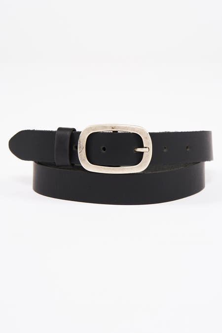 Zwarte riem van Legend, met een zilverkleurige, ovale gesp.