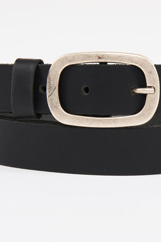 Ceinture noire de Legend, avec une boucle ovale argentée.