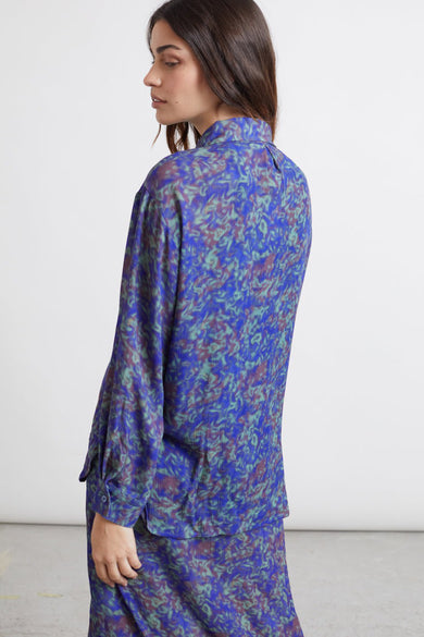 Chemise bleue à manches longues de 24 couleurs, avec un motif abstrait en bleu, vert et bordeaux.