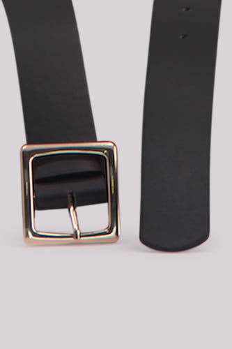 Bruine riem van Legend, met een vierkante, goudkleurige gesp, en zichtbare riemgaatjes.
