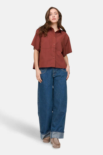 Rood hemd met korte mouwen van 24 colours gmbh, gedragen met een wijde jeans en mocassins.
