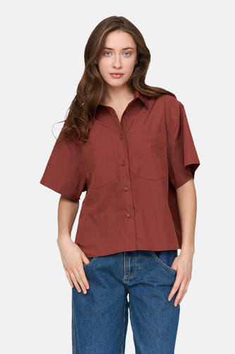 Rood hemd met korte mouwen van 24 colours gmbh, met knoopsluiting en zakken, gecombineerd met een blauwe jeans.