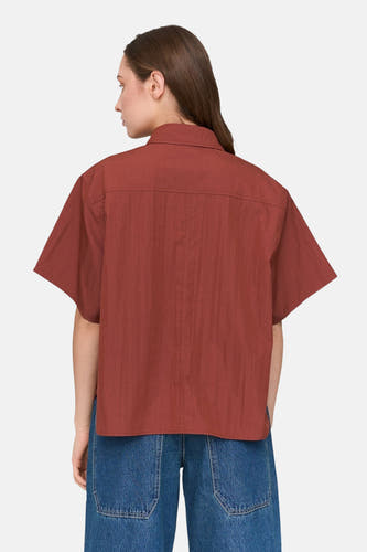 Rood hemd met korte mouwen van 24 colours gmbh, gezien van achteren, gecombineerd met een blauwe broek.
