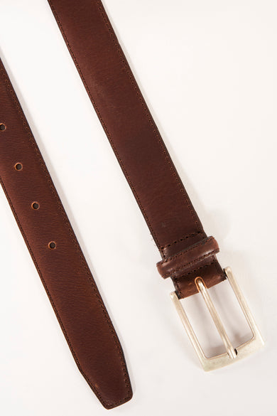Ceinture brune de Petrol Industries avec boucle argentée, visible sur un fond blanc.