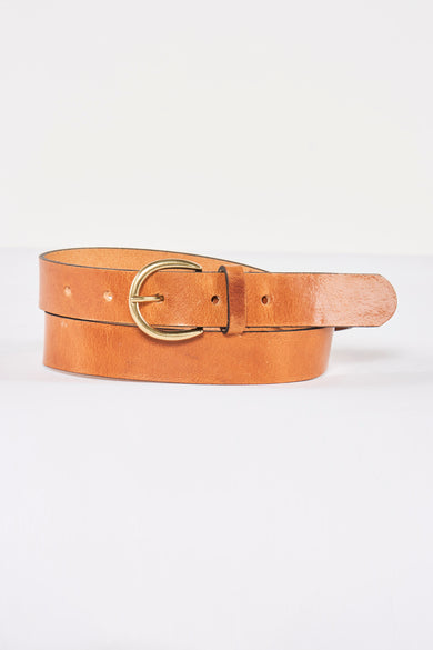Ceinture marron en cuir de Legend, avec une boucle dorée et des surpiqûres.