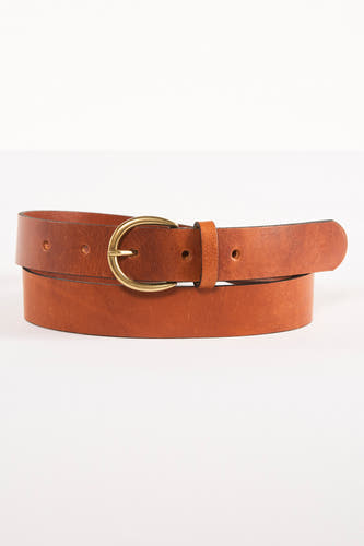 Ceinture de cuir brun Legend, avec une boucle dorée et des points, posée sur un fond blanc.