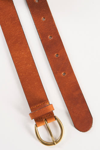 Bruine leren riem van Legend, met een gouden gesp en stiksels, liggend op een witte achtergrond.
