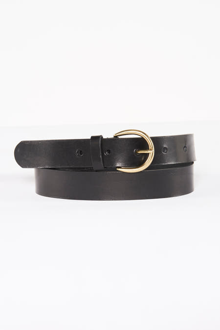 Zwarte riem van Legend, met een goudkleurige gesp en details.