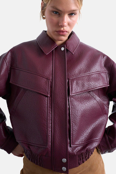 Bordeaux korte jas van TOPSHOP met kraag, zakken en drukknoopsluiting.
