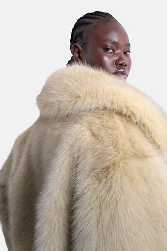 Gele korte jas van TOPSHOP, met een grote kraag en gladde textuur.