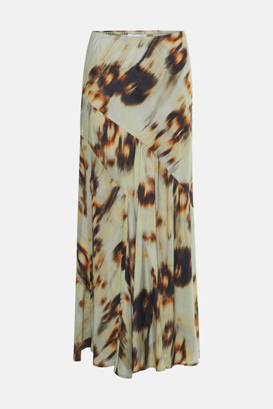 Robe verte de TOPSHOP avec imprimé animal brun et noir, plis et une couture diagonale.