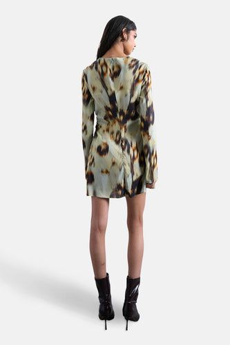 Groene jurk met lange mouwen van TOPSHOP, met een opvallende bruine print en zwarte accenten.