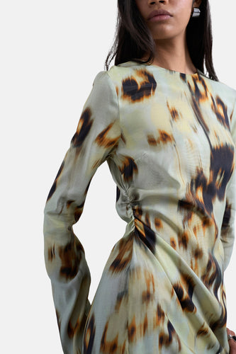 Groene kleedje met lange mouwen van TOPSHOP, met een abstract bruin en zwart patroon, gedrapeerd detail aan de zijkant.
