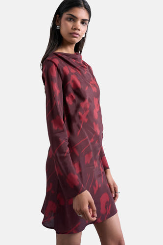 T-shirt Bordeaux à longues manches de TOPSHOP, avec imprimé de fleurs rouges et associé à des bottes sombres.