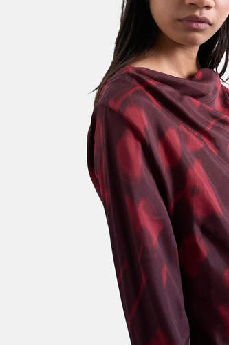 T-shirt Bordeaux à longues manches de TOPSHOP, avec un motif abstrait rouge et une encolure drapée.