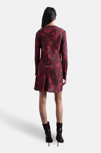 Bordeaux kleedje met lange mouwen van TOPSHOP, met rode bloemenprint en gecombineerd met donkere laarsjes.
