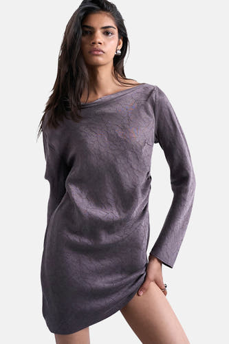 Vêtement gris à longues manches de TOPSHOP, avec un motif subtil et porté avec des bottes noires.