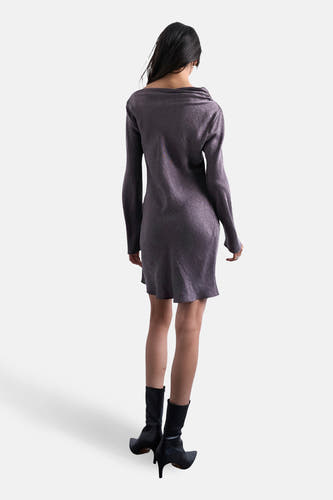 Grijs kleedje met lange mouwen van TOPSHOP, met een subtiel patroon en gedragen met zwarte laarzen.
