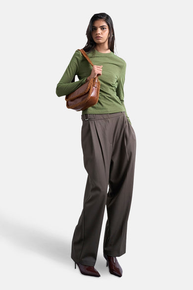 Groene T-shirt met lange mouwen van TOPSHOP, met lange bruine broek en bijpassende hakken, met een bruine tas.
