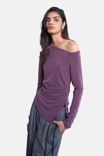 T-shirt violet à manches longues de TOPSHOP, avec une ligne d'encolure asymétrique et des détails plissés.