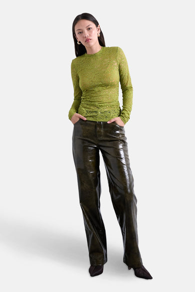 Groen T-shirt met lange mouwen van TOPSHOP, met bloemenkant en gedragen met leren broek.
