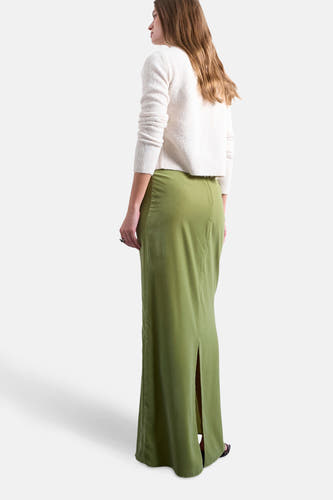 Robe verte de TOPSHOP, avec une fente à l'arrière et la chaussure visible.