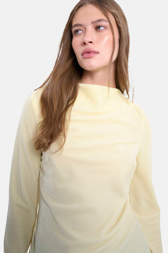 T-shirt jaune à manches longues de TOPSHOP, avec un col haut et un tissu fluide.